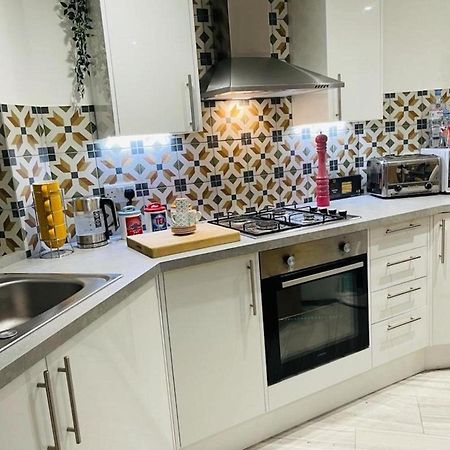 Bagshot Pennyhill Camberley Ascot Luxury 2 Beds 1 Bath Sleeps 4 Pets Ok Permit Parking Daire Dış mekan fotoğraf