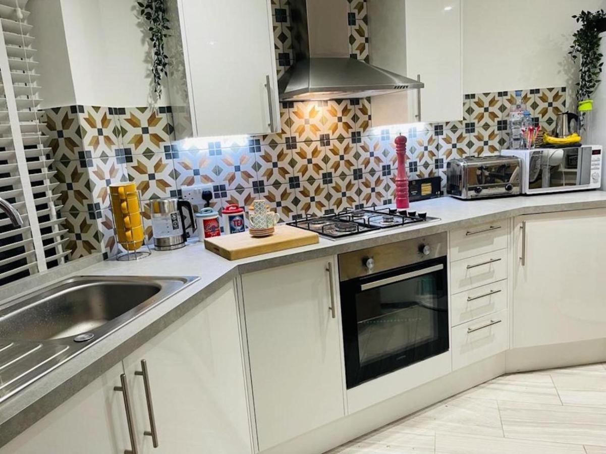 Bagshot Pennyhill Camberley Ascot Luxury 2 Beds 1 Bath Sleeps 4 Pets Ok Permit Parking Daire Dış mekan fotoğraf