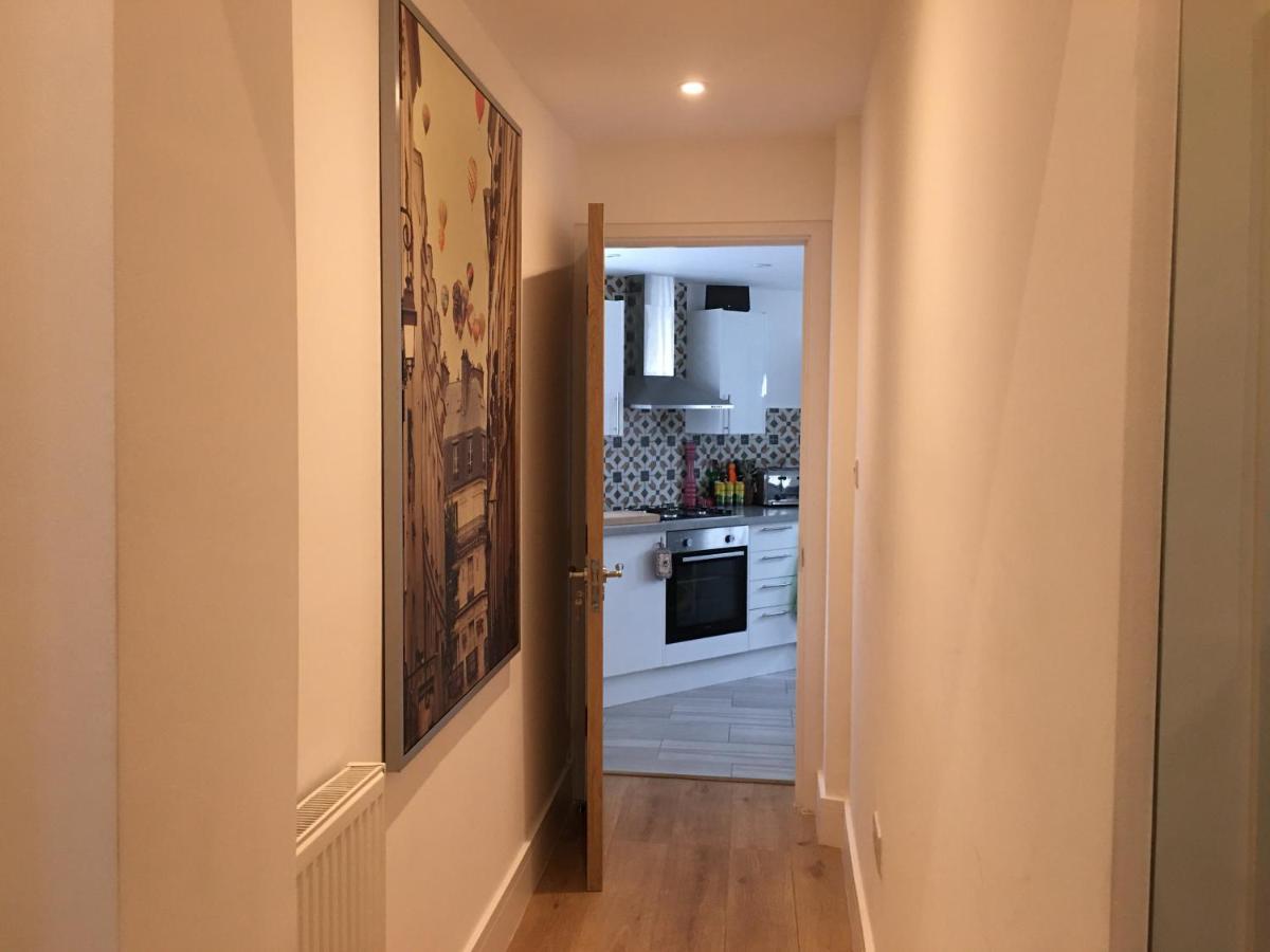 Bagshot Pennyhill Camberley Ascot Luxury 2 Beds 1 Bath Sleeps 4 Pets Ok Permit Parking Daire Dış mekan fotoğraf