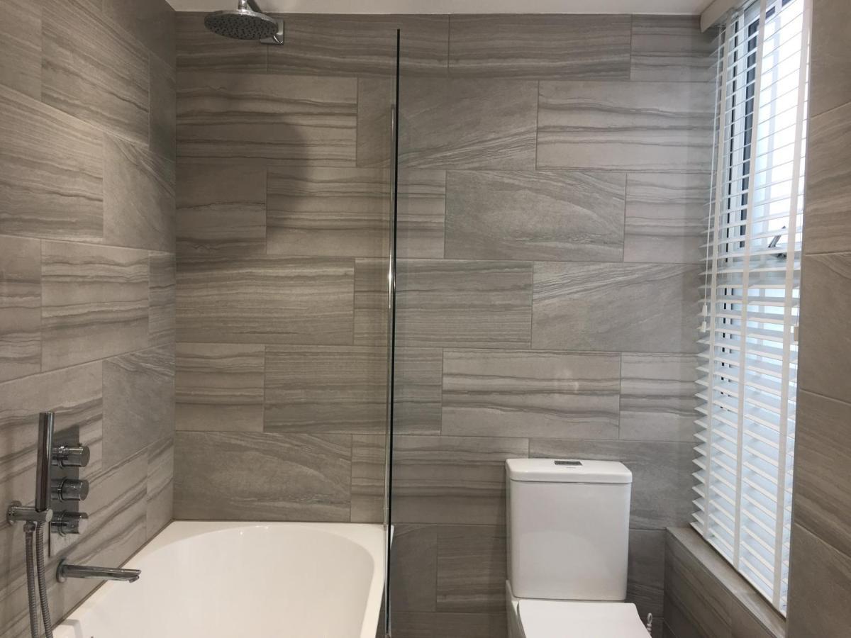 Bagshot Pennyhill Camberley Ascot Luxury 2 Beds 1 Bath Sleeps 4 Pets Ok Permit Parking Daire Dış mekan fotoğraf
