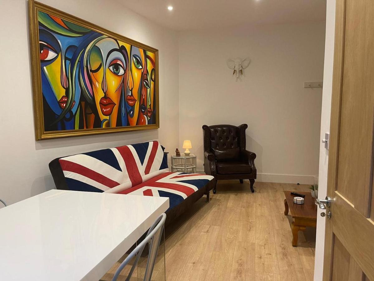 Bagshot Pennyhill Camberley Ascot Luxury 2 Beds 1 Bath Sleeps 4 Pets Ok Permit Parking Daire Dış mekan fotoğraf