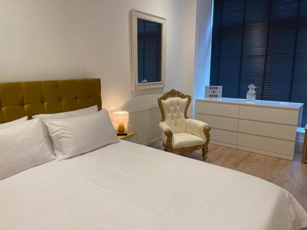 Bagshot Pennyhill Camberley Ascot Luxury 2 Beds 1 Bath Sleeps 4 Pets Ok Permit Parking Daire Dış mekan fotoğraf