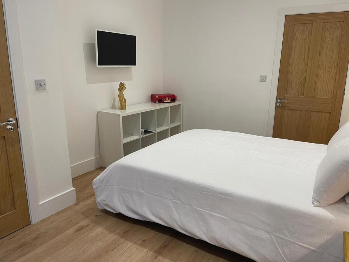 Bagshot Pennyhill Camberley Ascot Luxury 2 Beds 1 Bath Sleeps 4 Pets Ok Permit Parking Daire Dış mekan fotoğraf
