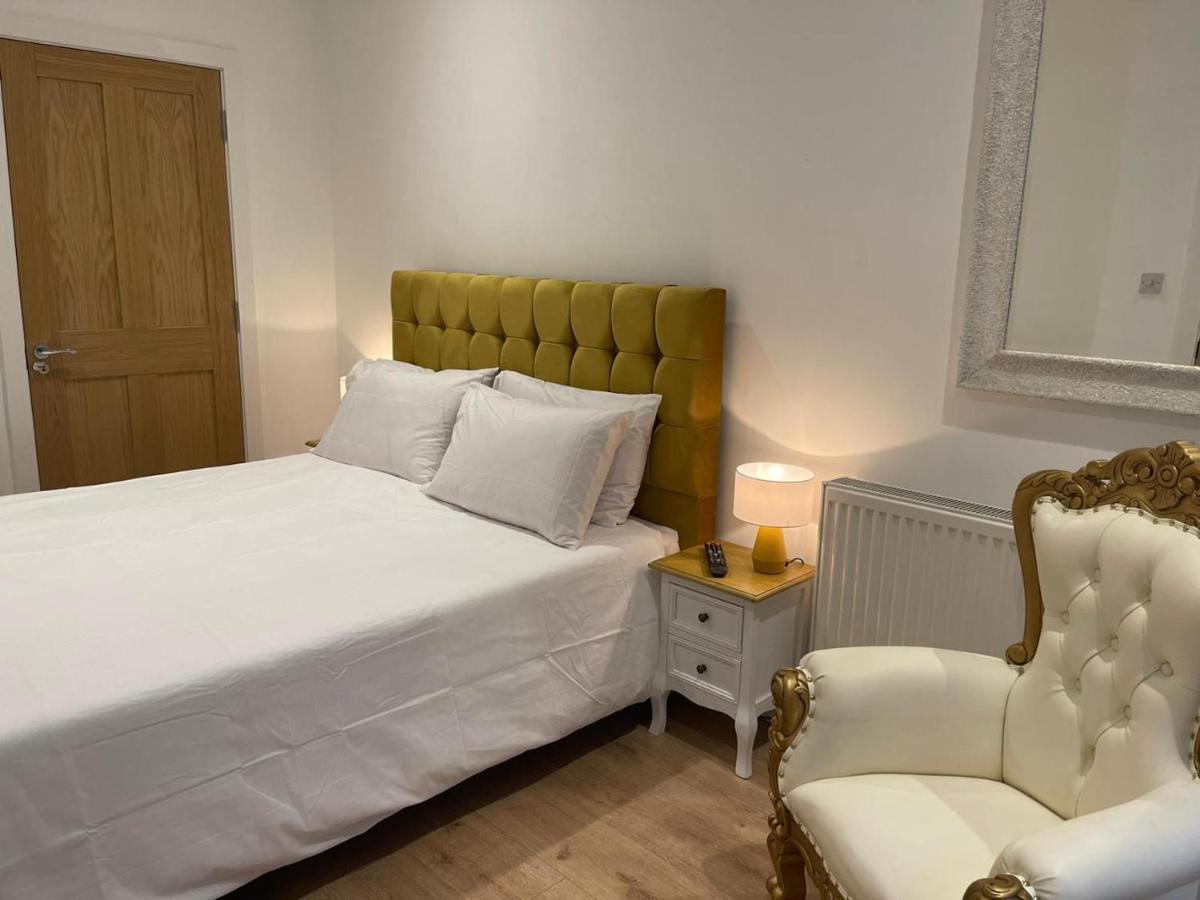 Bagshot Pennyhill Camberley Ascot Luxury 2 Beds 1 Bath Sleeps 4 Pets Ok Permit Parking Daire Dış mekan fotoğraf