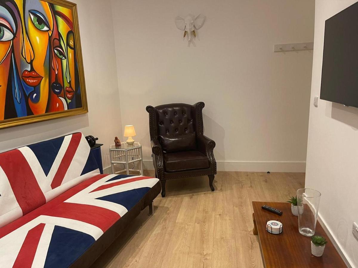 Bagshot Pennyhill Camberley Ascot Luxury 2 Beds 1 Bath Sleeps 4 Pets Ok Permit Parking Daire Dış mekan fotoğraf