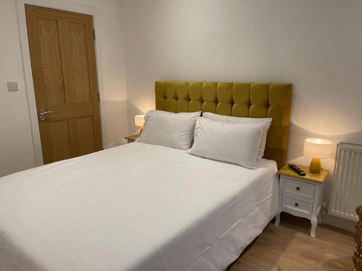 Bagshot Pennyhill Camberley Ascot Luxury 2 Beds 1 Bath Sleeps 4 Pets Ok Permit Parking Daire Dış mekan fotoğraf