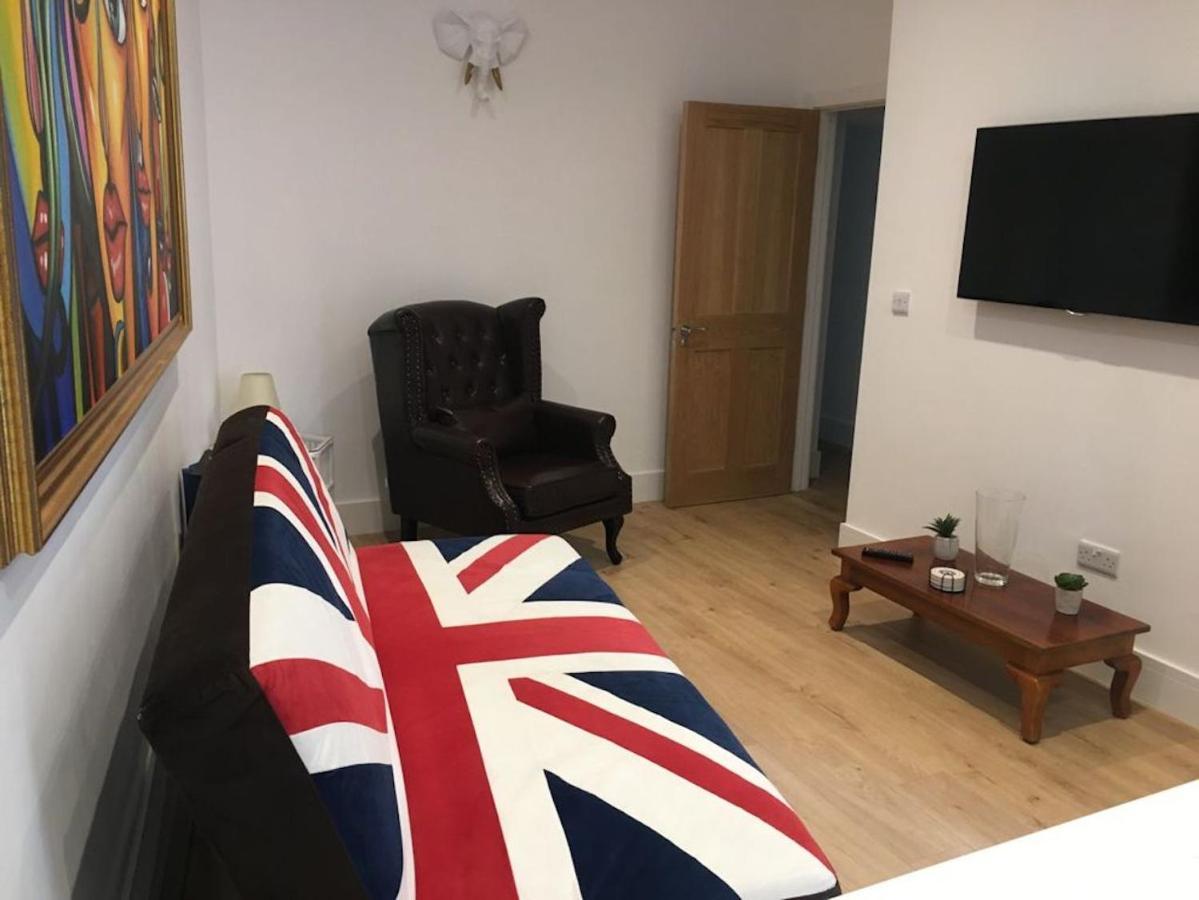 Bagshot Pennyhill Camberley Ascot Luxury 2 Beds 1 Bath Sleeps 4 Pets Ok Permit Parking Daire Dış mekan fotoğraf