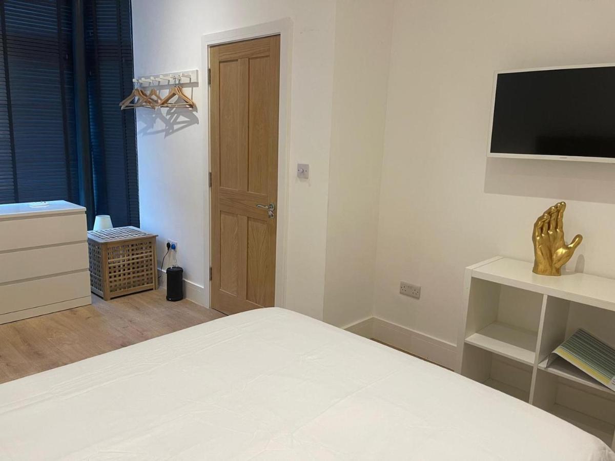 Bagshot Pennyhill Camberley Ascot Luxury 2 Beds 1 Bath Sleeps 4 Pets Ok Permit Parking Daire Dış mekan fotoğraf